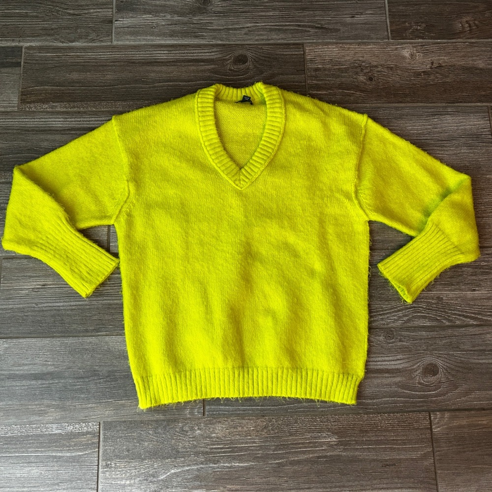 Wild‎ Fable XS V-Neck Sweater Chartreuse Green Pullover Cozy Knit Long Sleeve